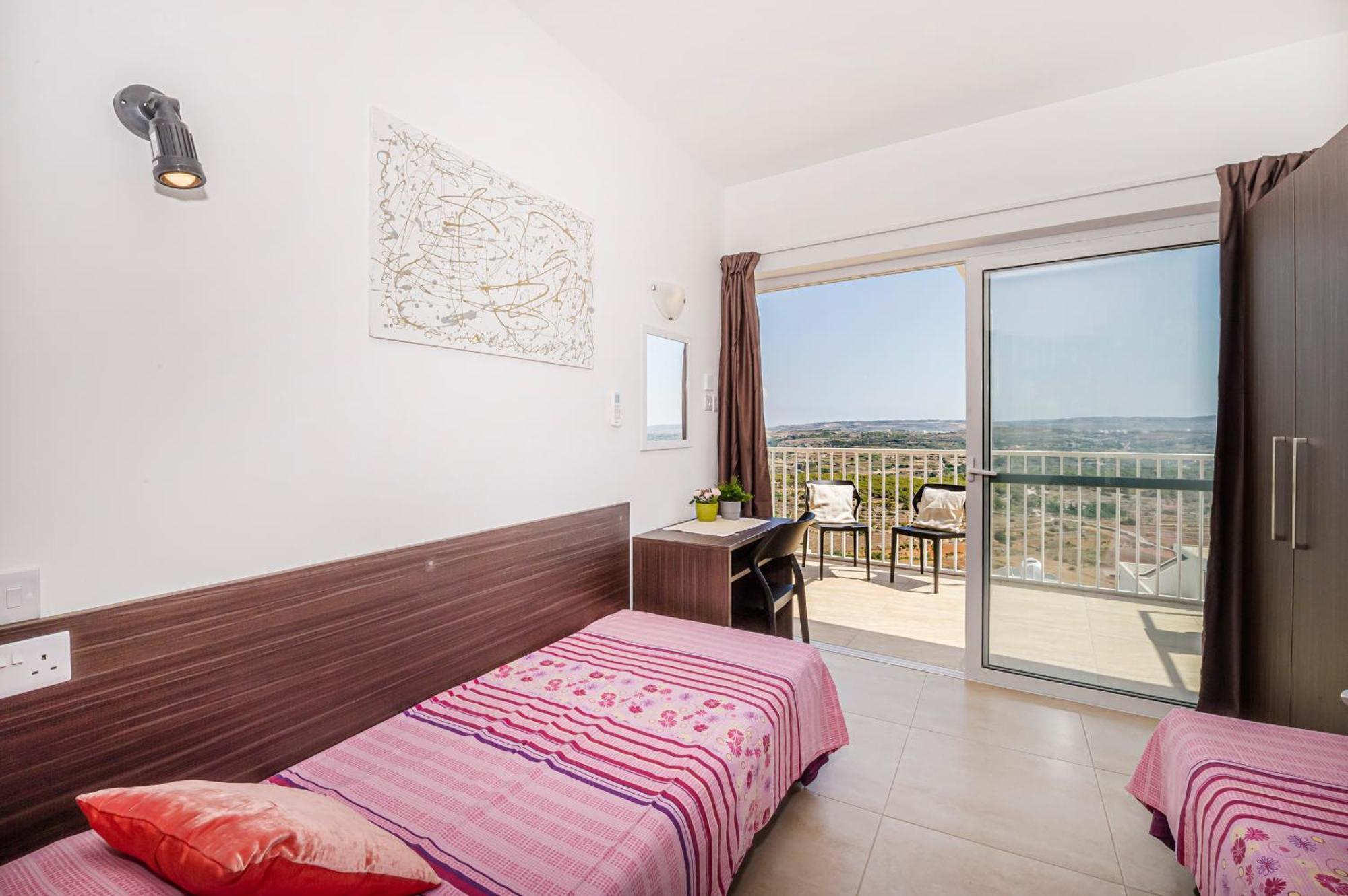 Summer Breeze Penthouse With Private Hot Tub & Terrace With Panoramic Views, By Getawaysmalta المليحة المظهر الخارجي الصورة