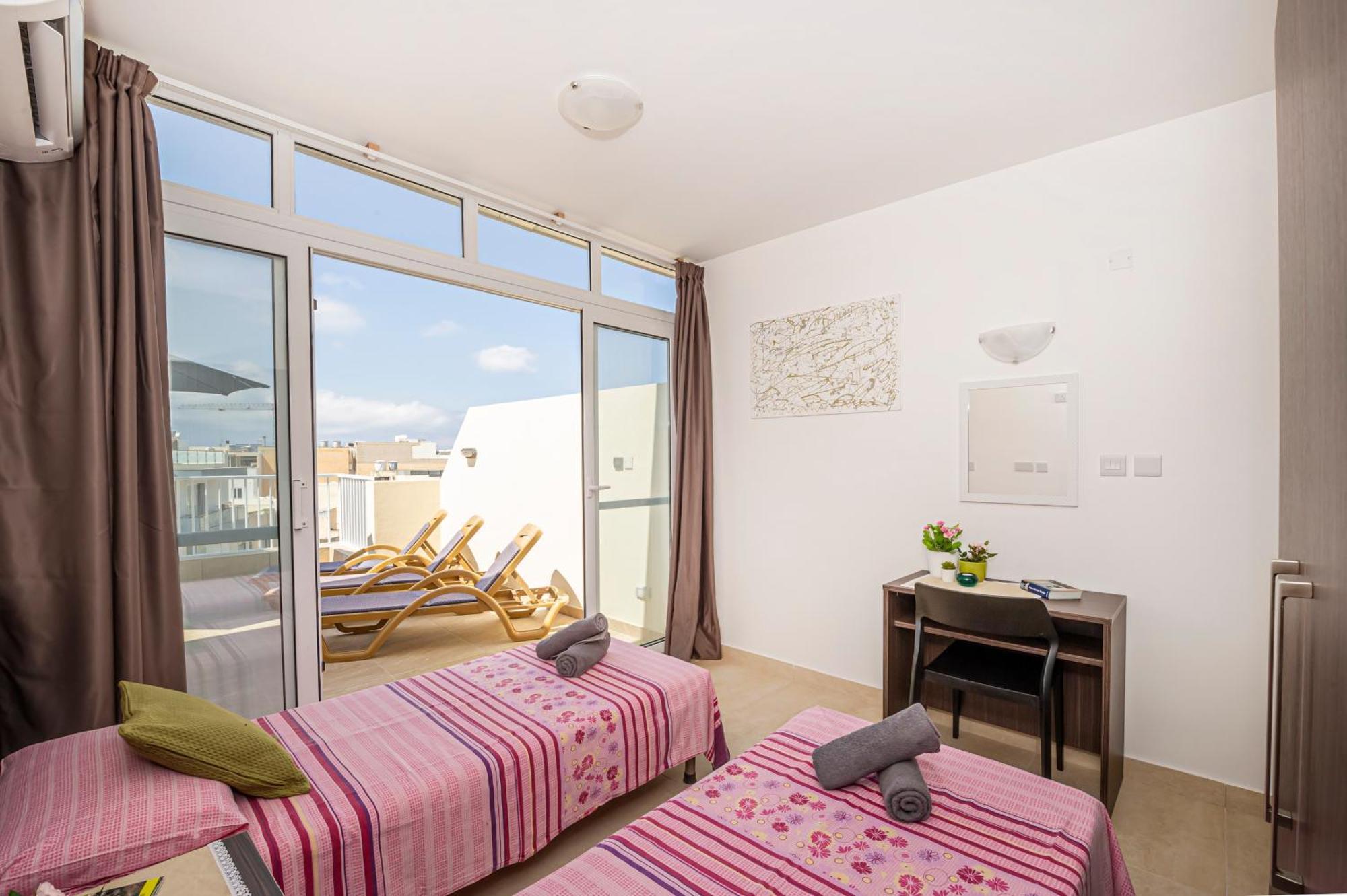 Summer Breeze Penthouse With Private Hot Tub & Terrace With Panoramic Views, By Getawaysmalta المليحة المظهر الخارجي الصورة